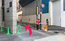地上に出たら左に進みます(心斎橋筋商店街)。