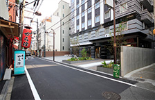 右手に当ホテルがございます。