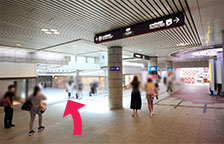地下歩行空間を、長堀橋駅方面に向かいます。