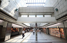 天井がガラスの地下街を進みます。(約3~4分)