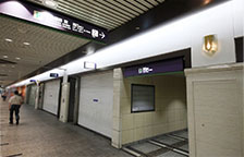 南5出口が右手に見えるので進みます。