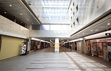 天井がガラス目印の地下街を進みます。