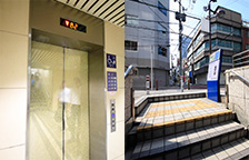 エレベーターまたは階段で地上に向かいます。