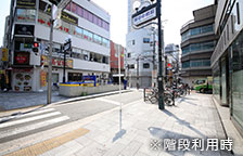 階段利用の場合:そのまま直進します。エレベーター利用の場合:地上に出てすぐの交差点を右手に進みます。