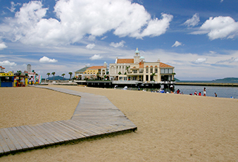 Momochi Seaside Park